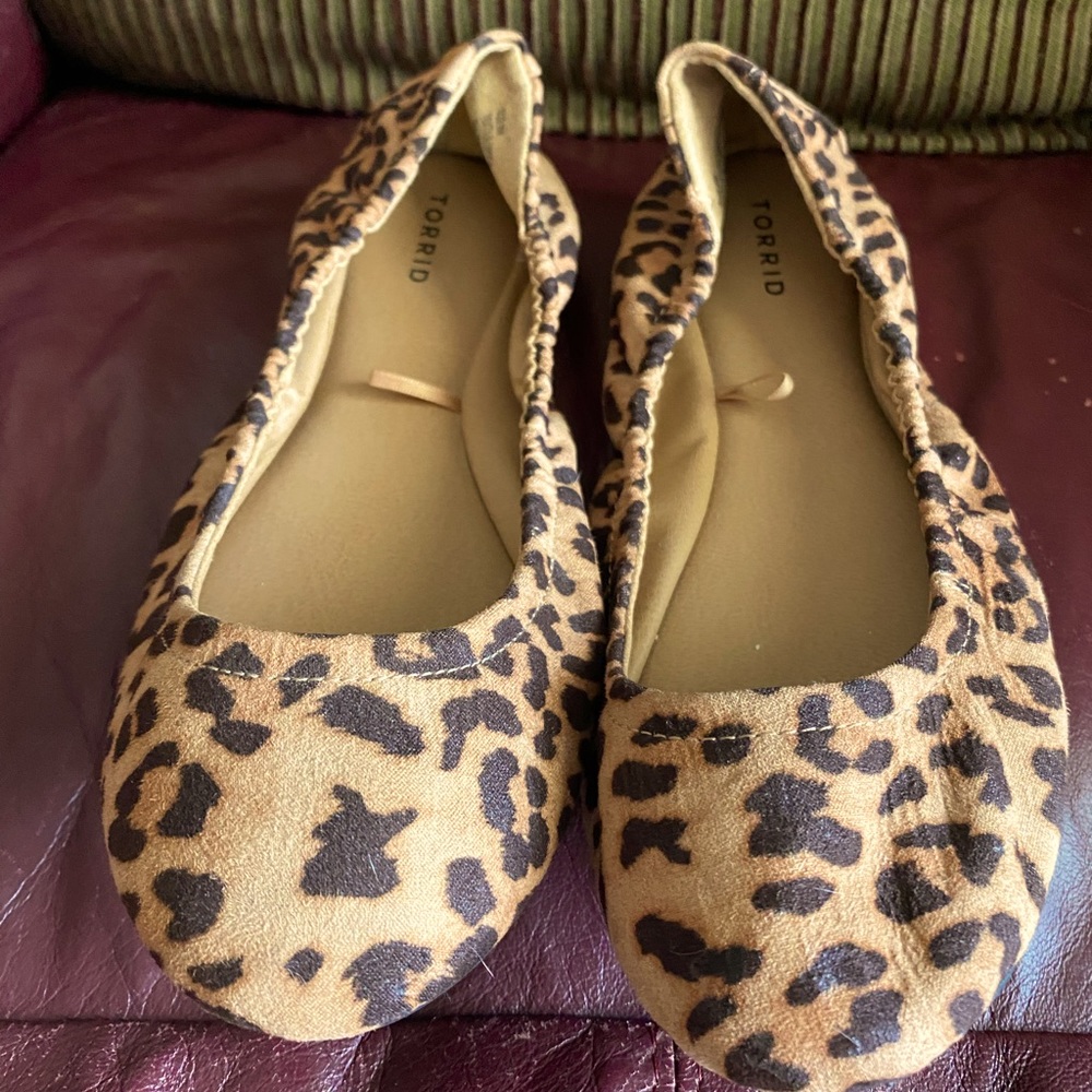 Size 8 leopard print flats